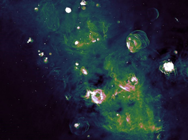 Esta imagen muestra una gran porción de nuestra Galaxia, de unos 6-7 grados o 12-14 lunas llenas de longitud.
