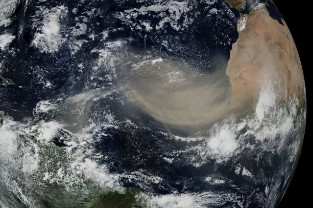 Visualización desde el espacio de la tormenta de polvo 'Godzilla' del 18 de junio de 2020, cuando el polvo del desierto viajó desde el Sáhara hasta Norteamérica.