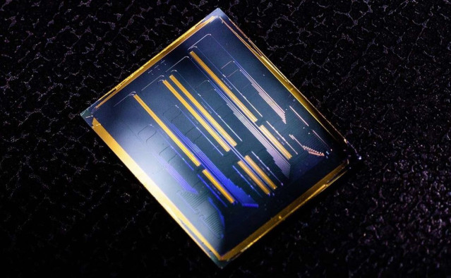 Este chip tiene el tamaño de una uña y está fabricado sobre una fina película de niobato de litio. Puede utilizarse en diversas aplicaciones, entre ellas en telecomunicaciones para hacer más rápido nuestro internet.