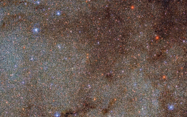 Esta imagen, rebosante de estrellas y nubes de polvo oscuro, es un pequeño extracto -un mero pinchazo- del estudio completo Dark Energy Camera Plane Survey (DECaPS2) de la Vía Láctea.