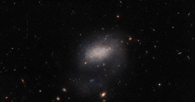 Un intruso astronómico se cuela en esta imagen del Hubble