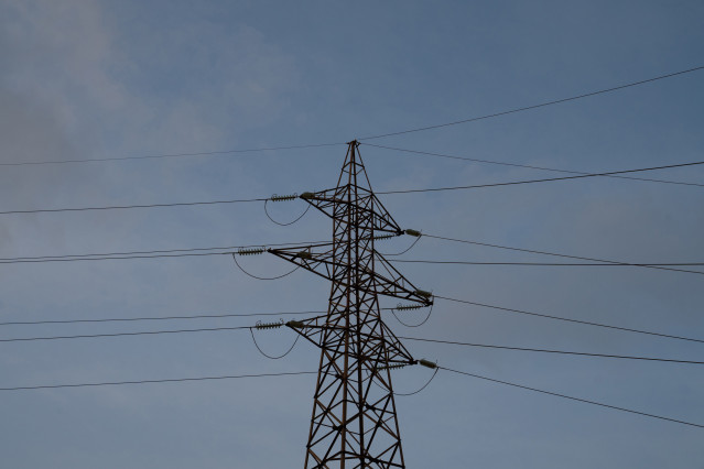 Tendido eléctrico, a 31 de diciembre de 2022, en Barcelona, Cataluña (España).