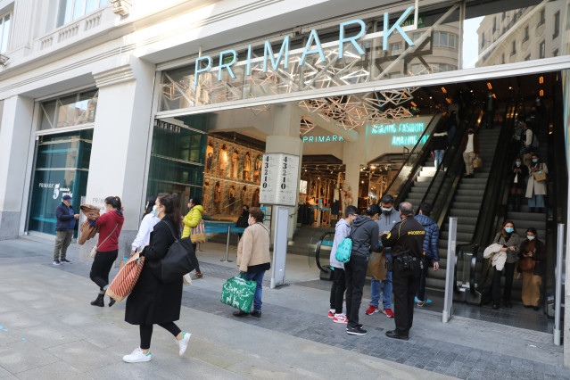 Archivo - Transeúntes pasan al lado del Primark de Gran Vía, en Madrid, (España), a 13 de noviembre de 2020.