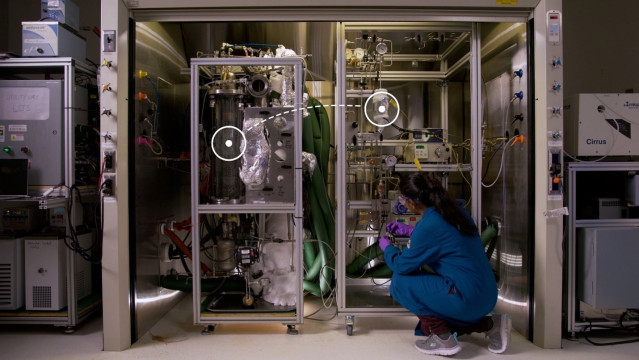Un nuevo sistema de captura y conversión de carbono, que ocupa el espacio de un armario, es sencillo y eficaz para eliminar el dióxido de carbono de los gases ricos en dióxido de carbono.