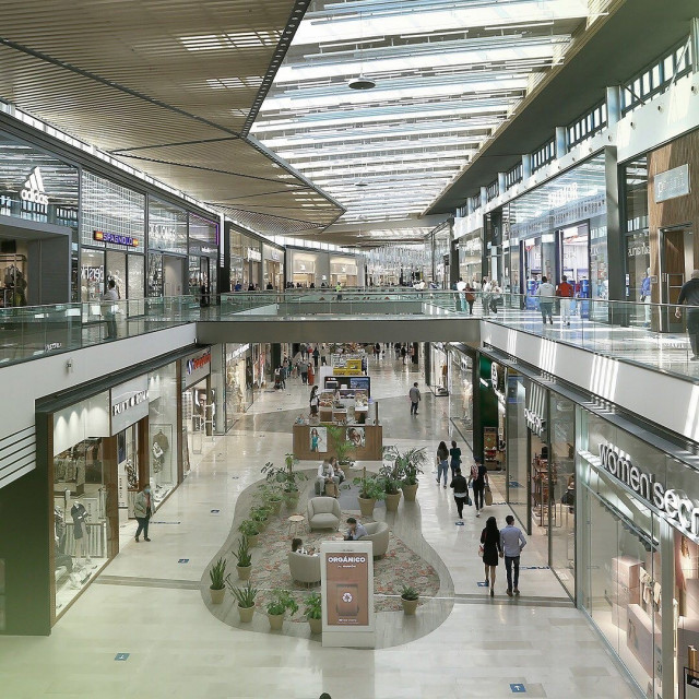 Interior del centro comercial Lagoh.