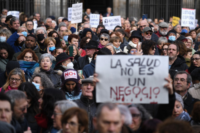 Numerosas personas marchan en una manifestación por la mejora de la Sanidad Pública desde el Ministerio de Sanidad hasta el Museo Reina Sofía, a 15 de enero de 2023, en Madrid (España).