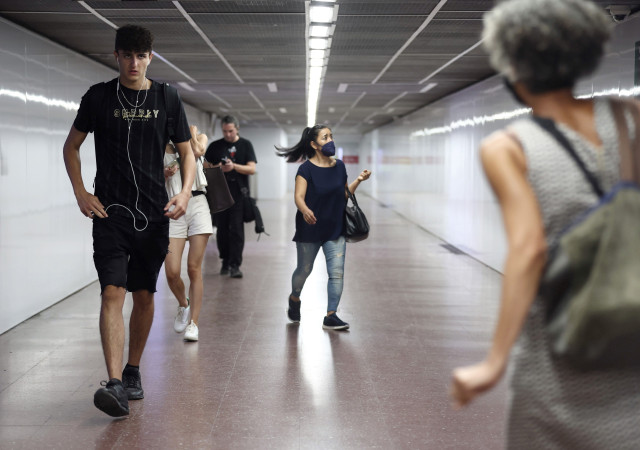 Archivo - Una mujer con mascarilla en uno de los pasillos de la estación de tren de Chamartín, a 20 de septiembre de 2022, en Madrid (España).