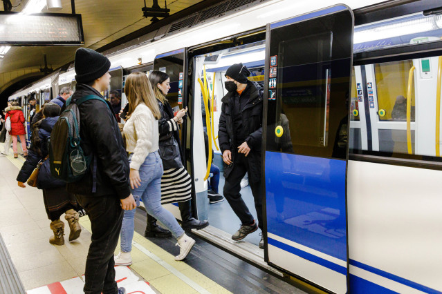 Varias personas suben y bajan de un metro en el andén de la estación de Metro de Callao, a 26 de enero de 2023, en Madrid (España). Durante una entrevista, la portavoz del Ejecutivo ha informado que después del seguimiento y análisis de la última fase de