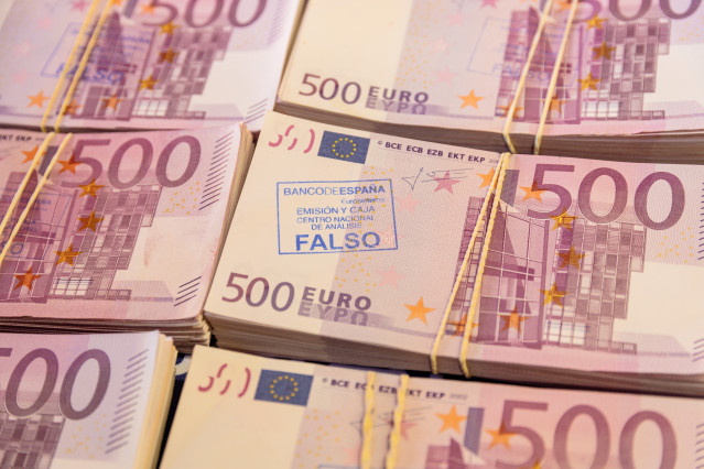 Archivo - Billetes falsos de 500€ incautados por las Fuerzas de Seguridad del Estado en el marco de una operación contra la falsificación.