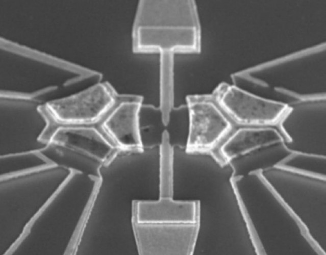 Imagen micrográfica del nuevo Simulador Cuántico, que presenta dos componentes metal-semiconductores de tamaño nanométrico acoplados e incrustados en un circuito electrónico.