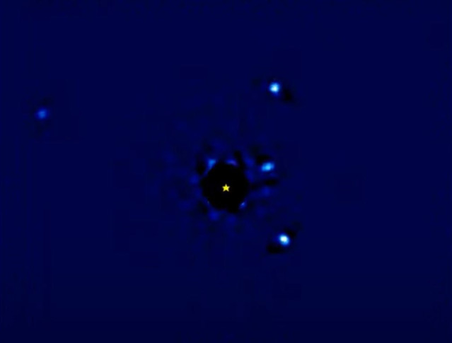 Imagen Del Sistema HR8799 Concuatro Planetas Masivos A 133 Años Luz