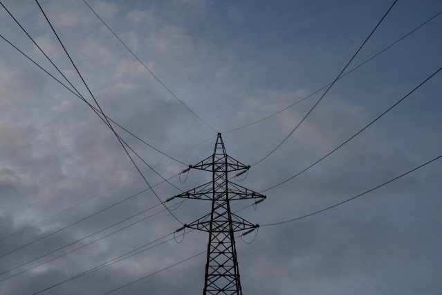 Archivo - Tendido eléctrico, a 31 de diciembre de 2022, en Barcelona, Cataluña (España). El precio de la luz para los clientes de tarifa regulada vinculados al mercado mayorista ha cerrado 2022 en 209,4 euros por megavatio hora (MWh) de media, por lo que