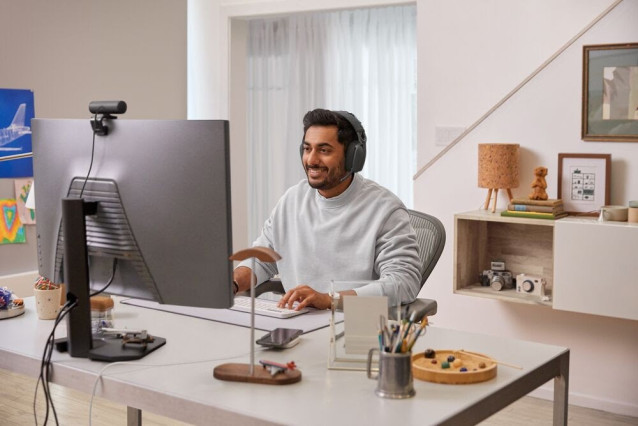 Archivo - Recurso de espacio de trabajo con accesorios Logitech para videoconferencias