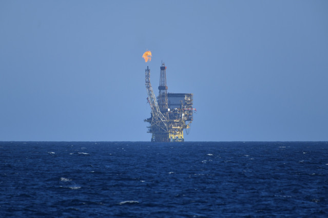 Archivo - Una plataforma de gas y petróleo frente a la costa de Libia en el Mediterráneo Central en la zona de Bahr Essalam Gas Field y Bouri Oilfiield, a 25 de febrero de 2022, en Libia.  Estás plataformas de Gas Natural conectan el suministro energético