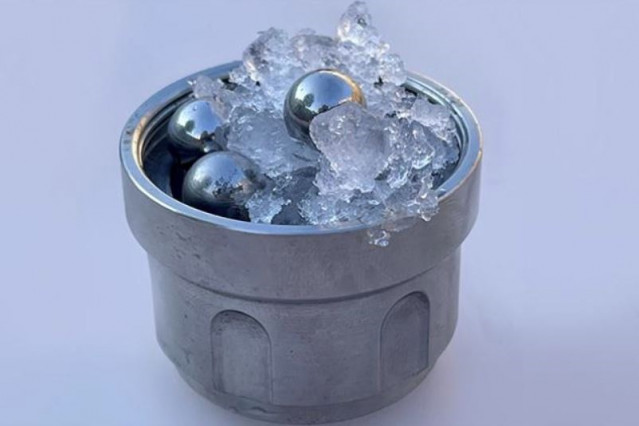 Parte del montaje para crear hielo amorfo de densidad media: hielo normal y bolas de acero en un tarro (no hielo amorfo).