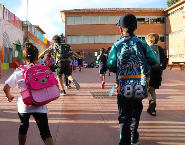 Archivo - Varios niños a su llegada al colegio CEIP Hernán Cortés durante el primer día de comienzo del curso escolar, a 7 de septiembre de 2022, en Madrid (España). El curso escolar 2022/2023 comienza este año con la implantación de la LOMLOE en los curs