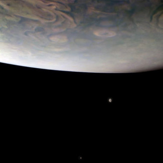 Archivo - Júpiter aparece sobre dos de sus mayores lunas, captadas en la lejanía