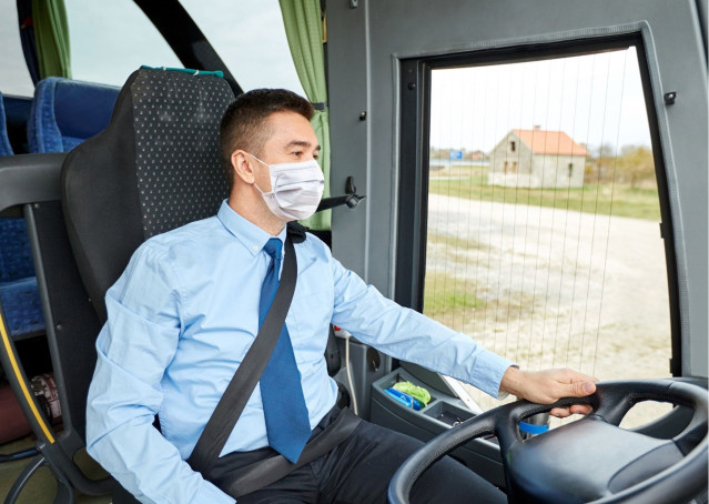 Conductor con mascarilla