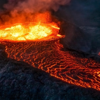 Volcán arrojando lava
