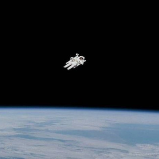 Bruce McCandless, el primer hombre que flotó libremente en el espacio