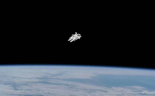 Bruce McCandless, el primer hombre que flotó libremente en el espacio