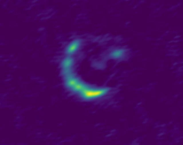 La galaxia magnificada por lente gravitacional captada con el interferómetro ALMA.