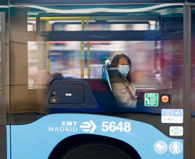 Una mujer con mascarilla en un autobús de la EMT, en las inmediaciones de Plaza de Castilla, a 7 de febrero de 2023, en Madrid (España). El Consejo de Ministros aprueba hoy la modificación del Real Decreto del 19 de abril de 2022 por el que ya no será nec