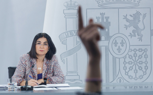 La ministra de Sanidad, Carolina Darias, ofrece una rueda posterior a la reunión del Consejo de Ministros, en el Palacio de la Moncloa, a 7 de febrero de 2023, en Madrid (España). El Consejo de Ministros ha aprobado la modificación del Real Decreto de 19