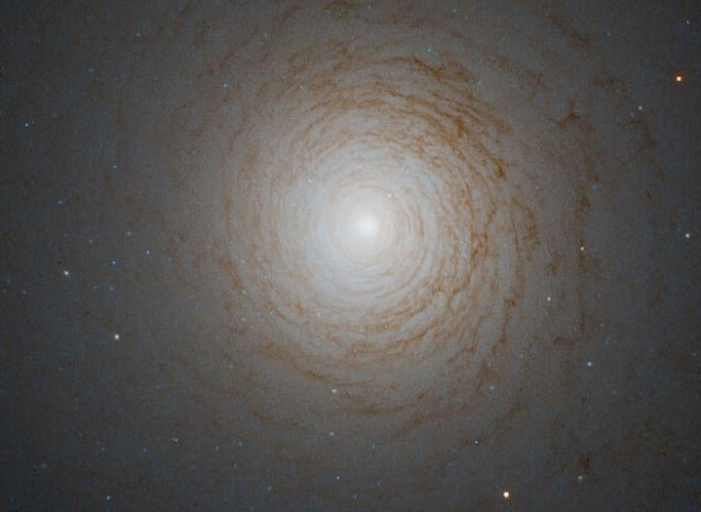 NGC 524 es una galaxia de la constelación de Piscis, y es una de las galaxias observadas en este estudio. Se encuentra a una distancia de unos 90 millones de años luz de la Tierra.