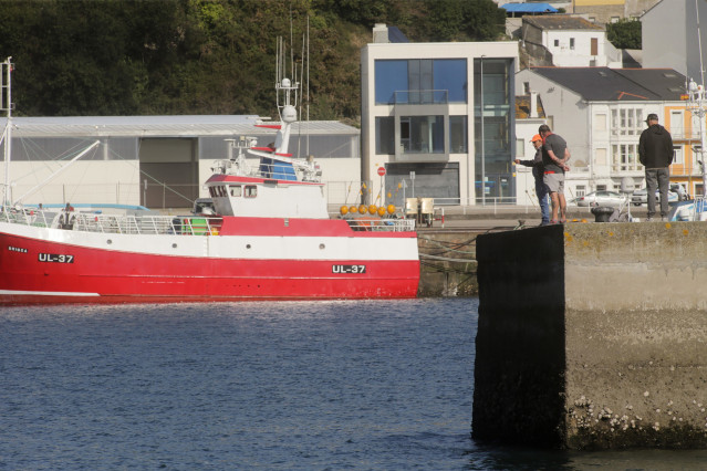 Archivo - Marineros en el Puerto de Burela, a 3 de octubre de 2022, en Burela, Lugo, Galicia (España).