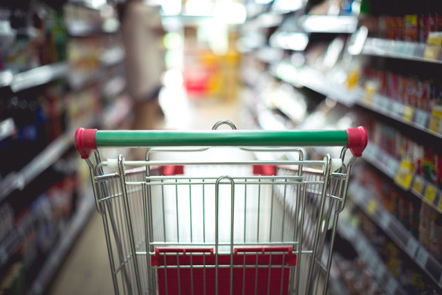 Archivo - Carro de la compra en un supermercado.