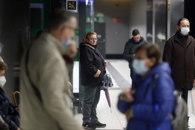 Varias personas con y sin mascarillas en el interior del metro. A 08 de febrero de 2023, en Málaga (Andalucía, España). El uso de las mascarillas en los transportes públicos de España deja de ser obligatorio hoy, una vez publicada en el Boletín Oficial de