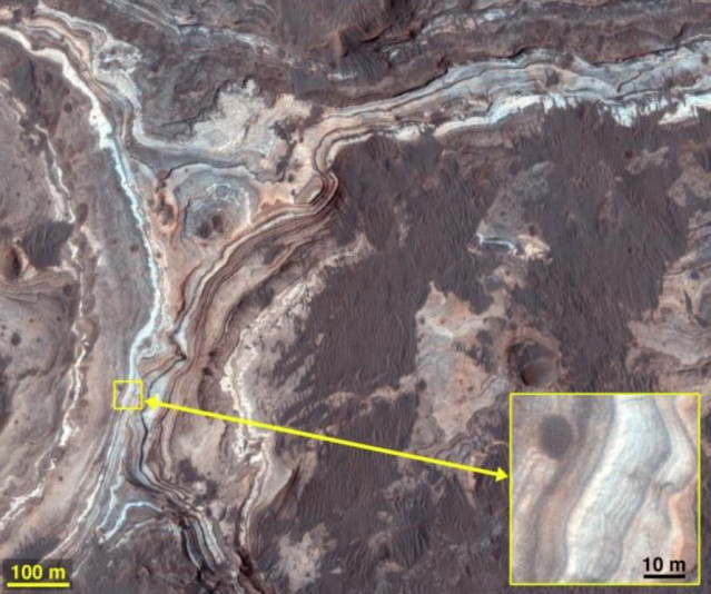 Imagen en color mejorada de HiRISE que muestra sedimentos estratificados que contienen arcillas.