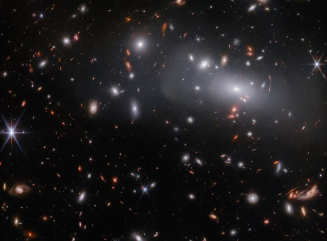 El cúmulo de galaxias RX J2129  actúa como lente gravitacional