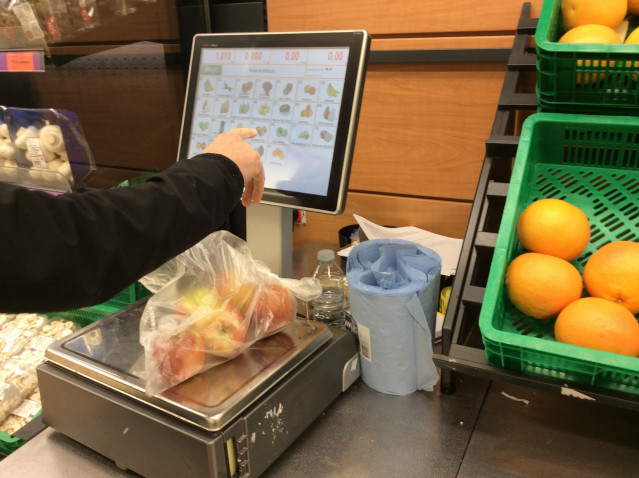 Archivo - Precios, IPC, inflación, consumo, manzanas, manzana, compra, compras, comprar, comprando, supermercado, mercado