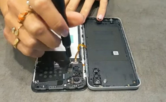 Nokia G22 abierto para cambiar la batería