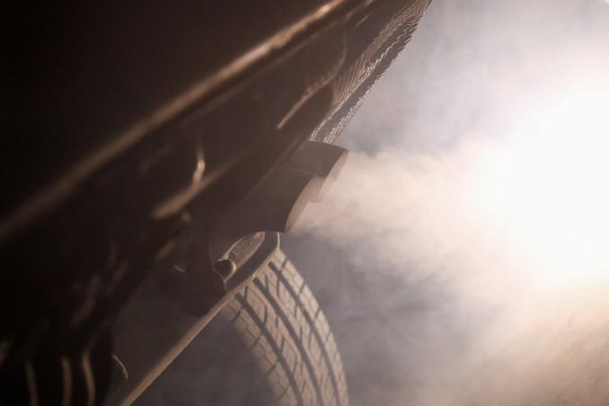 Archivo - Tubo de escape de un coche emitiendo contaminación.
