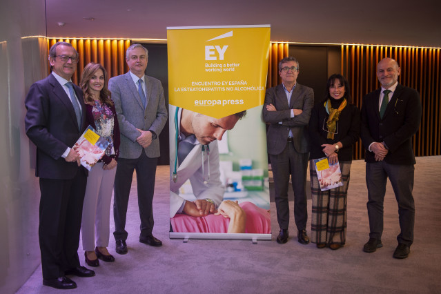 El Senior Advisor de EY Sector Salud, Jaime del Barrio (1i); la especialista en Aparato Digestivo del Hospital Clínico de Valladolid, Rocío Aller de la Fuente (2i); el jefe adjunto del Servicio de Gastroenterología del Hospital Universitario Puerta de Hie