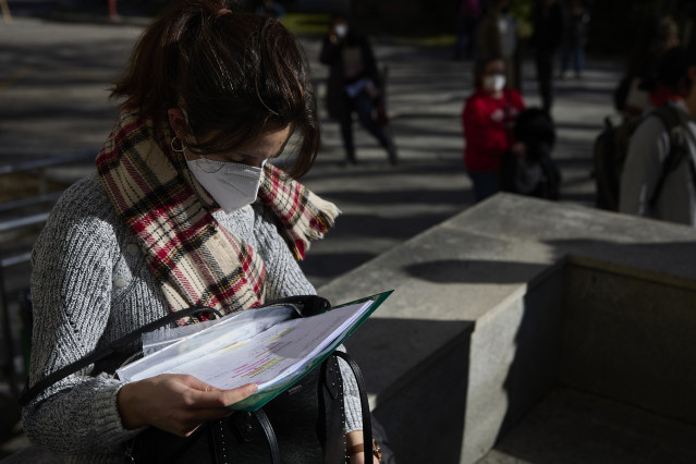 Archivo - Celebración de los exámenes MIR, en la Facultad de Educación de la Universidad Complutense de Madrid, a 29 de enero de 2022, en  Madrid (España).