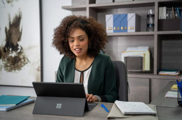 Una mujer utilizando una surface