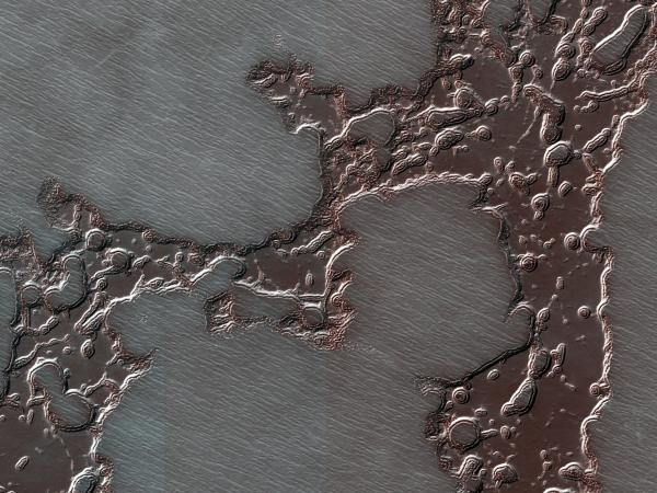 La capa superior de hielo de agua en el depósito masivo de dióxido de carbono del polo sur de Marte está recubierta por un terreno de 'queso suizo' exóticamente picado hecho de dióxido de carbono (hielo seco). La imagen tiene 1 kilómetro de diámetro