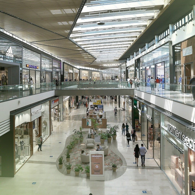 Archivo - Imagen de un centro comercial.