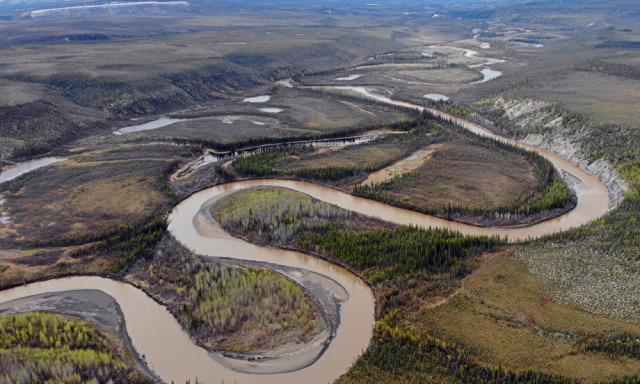 Vista panorámica del río Eagle en Yukón. El río es un afluente del río Porcupine.