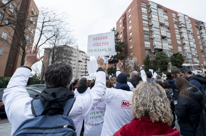 Varias personas marchan en una manifestación por la sanidad pública en Villa de Vallecas desde el centro de salud Cerro Almodovar, a 5 de marzo de 2023, en Madrid (España).