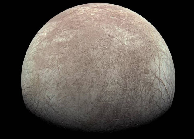 Esta vista de la luna helada Europa de Júpiter fue capturada por el generador de imágenes JunoCam a bordo de la nave espacial Juno de la NASA durante el sobrevuelo cercano de la misión el 29 de septiembre de 2022.