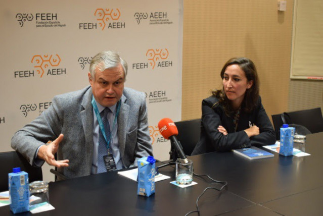 El presidente de la AEEH, José Luis Calleja, y la secretaria de la AEEH, Sabela Lens.