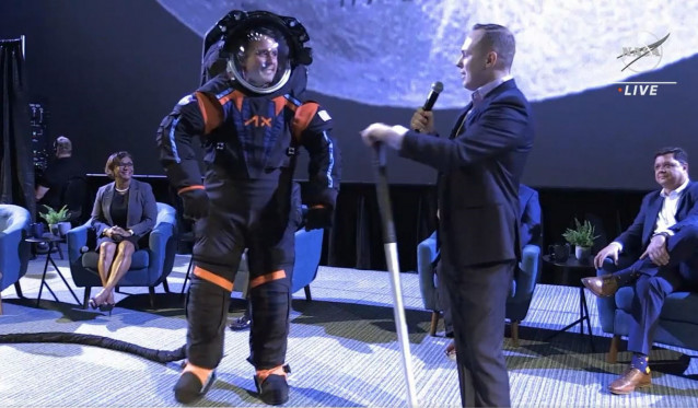 Presentación del nuevo traje espacial de la NASA para explorar la superficie lunar