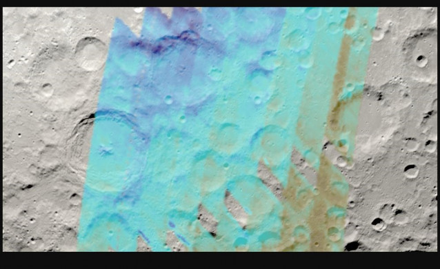 Una visualización de los datos de SOFIA que miden una señal o 'firma luminosa' de agua superpuesta a una visualización de la Luna tal como aparecía en el momento de las observaciones en febrero de 2022.