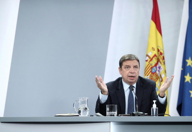 Archivo - La ministro de Agricultura, Pesca y Alimentación, Luis Planas, comparece en rueda de prensa posterior al Consejo de Ministros en Moncloa,