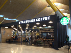 Archivo - Starbucks en T4 de Madrid
